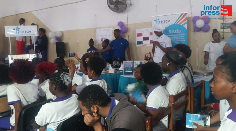 Escola Secundária Regina Silva realiza feira de profissões