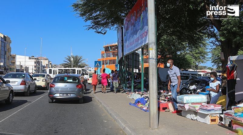 Condutores de “Hiaces” contestam permanência de feira na Avenida Cidade de Lisboa aos domingos