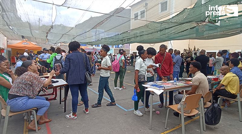 Ribeira Grande: Escolas secundárias promovem feira das profissões para alunos contactarem profissionais
