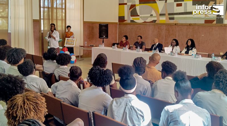 Liceu Domingos Ramos: Alunos do 12.º ano reflectem sobre o futuro profissional com especialistas