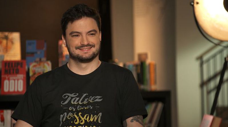 Influenciador digital Felipe Neto chega a Cabo Verde e é recebido por fãs no aeroporto da Praia