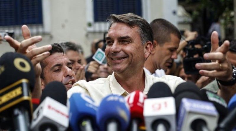 Flávio Bolsonaro “muito feliz” com resultado na primeira volta decreta “fim da era do PT”