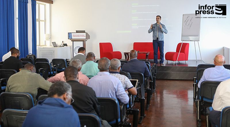 Clérigos e diáconos da Diocese de Santiago recebem formação em Psicologia Positiva para "cuidar de quem cuida"