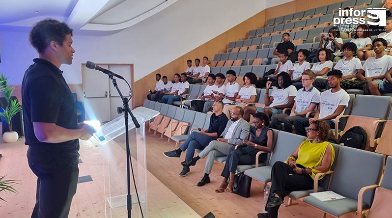São Vicente: Formação do MIT ajuda jovens a se desenvolverem em termos de programação e serem criativos