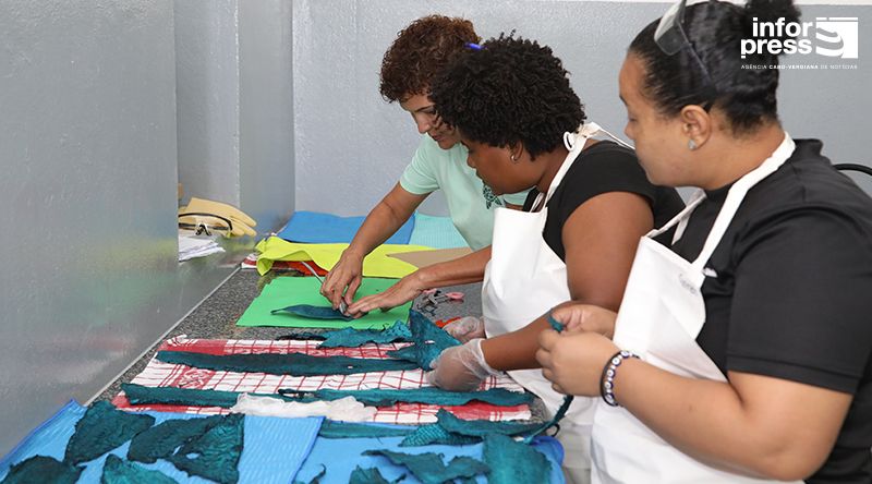 Mulheres da comunidade piscatória de Achada Grande Trás dotadas de habilidades técnicas para transformar pele de peixe em couro