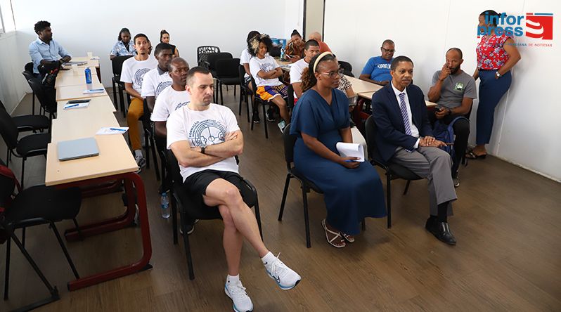 IDJ promove formação de monitores para impulsionar escolas de basquetebol nas comunidades