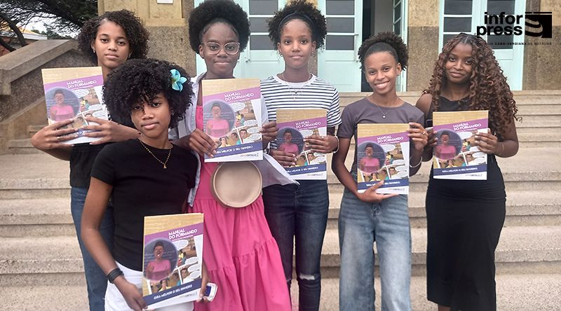 Dez jovens da Associação Atletas do Cristo concluem formação em educação financeira 