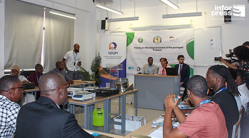 Cabo Verde acolhe formação regional sobre controlo metrológico de produtos pré-embalados (c/áudio)