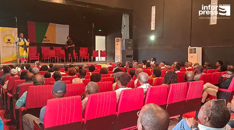 Francisco Carvalho defende projectos estruturantes para combater abandono de Santa Cruz e Santiago Norte