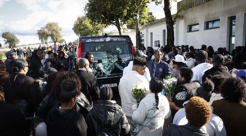 Portugal: Familiares e amigos dão último adeus ao Odair Moniz no cemitério da Amadora