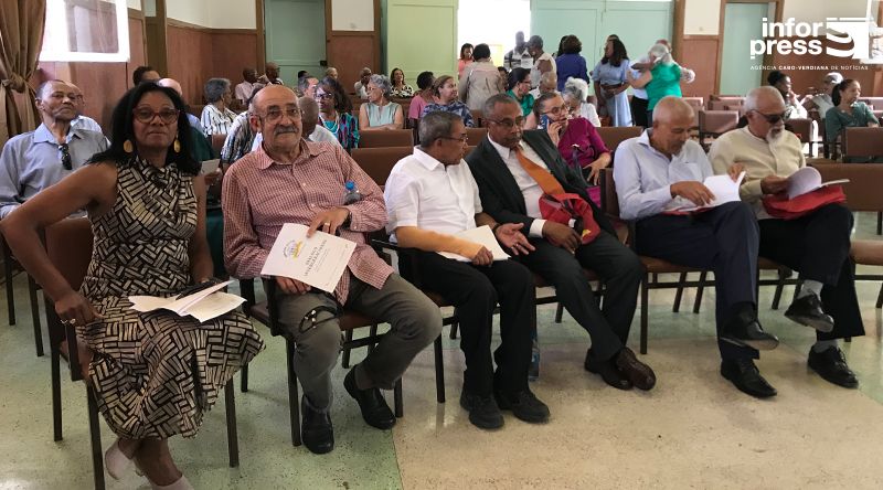 Geração de 1976 do Liceu Domingos Ramos celebra 50 anos com livro, debate e doações à escola