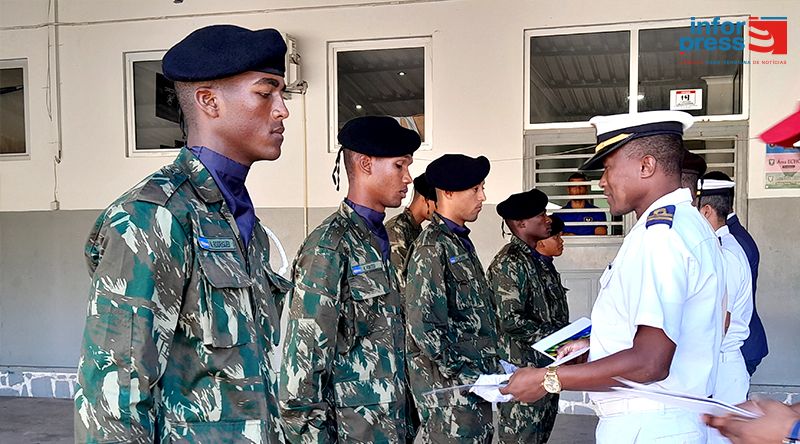 São Vicente: Guarda Costeira encerra cursos de formação de marinheiros e fuzileiros navais
