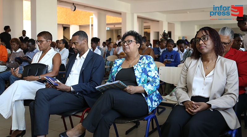CNE leva Guia do Cidadão Eleitor aos alunos do liceu Cónego Jacinto 