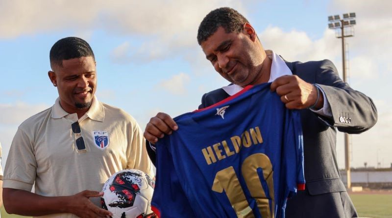 Futebol: Antigo futebolista Heldon Ramos reconhecido com homenagem da FCF