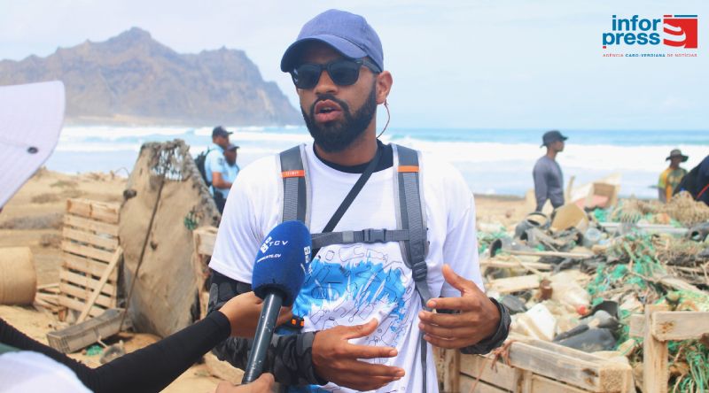 Biosfera retira anualmente 60 toneladas de lixo em apenas três quilómetros da costa de Santa Luzia (c\áudio) 