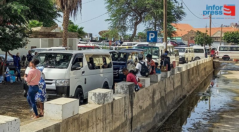 Praia: Condutores do terminal de  Petcheco queixam-se de más condições no local de trabalho e pedem casa de banho (c/áudio)