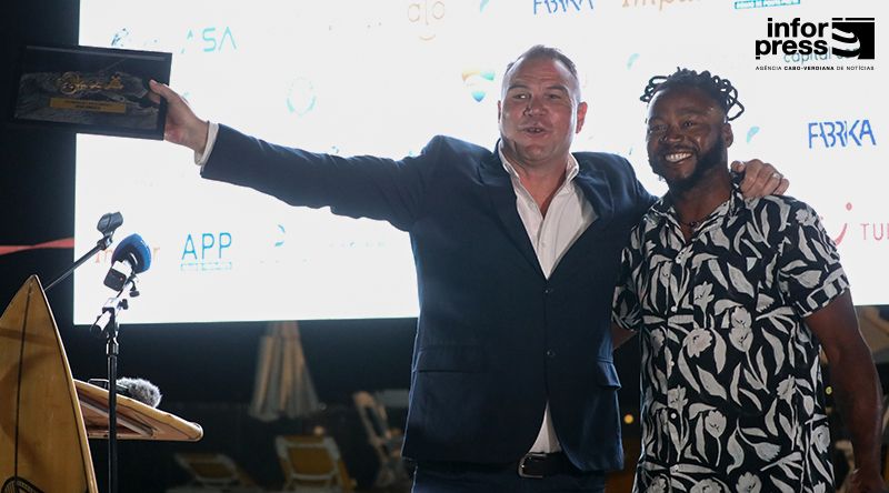 Mundial Kitesurf: Pioneiro do windsurf Josh Angulo homenageado na abertura do “GKA Kite World”