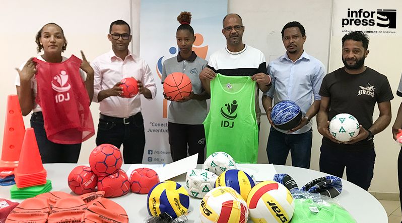 Fogo: IDJ entrega materiais desportivos às escolas secundárias e desafia a criação de clubes escolares