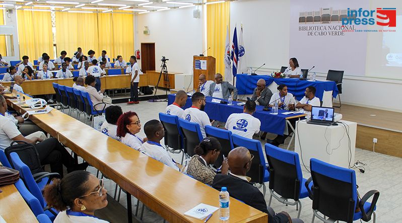 Praia: Jovens de várias escolas secundárias participam na primeira Sessão da Assembleia Municipal Jovem