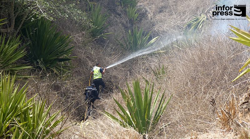 Fogo: Incêndio em Campanas de Baixo com duas frentes controladas, mas uma terceira ameaça Campanas de Cima
