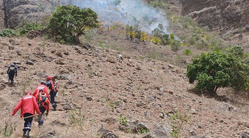 Santo Antão: Bombeiros alertam para perigo das queimadas após incêndio em Caibros