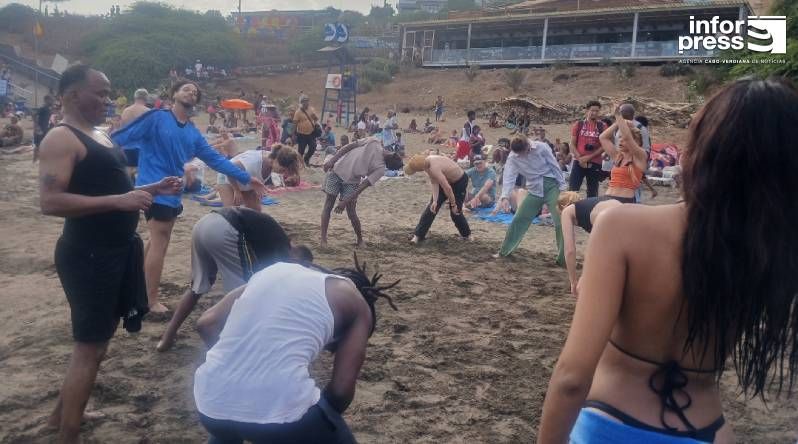 Bailarino Djan Neguim leva dança contemporânea à praia de Kebra Canela