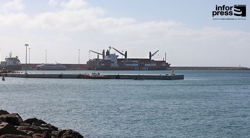 Caravela incendeia em alto mar e provoca vítimas mortais e feridos