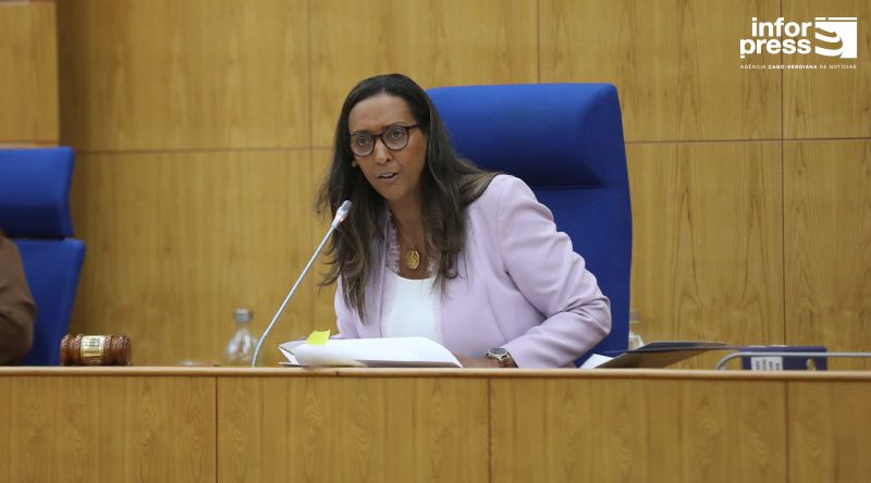 Parlamento: Janira Hopffer Almada abre sessão especial com apelo à defesa dos interesses nacionais