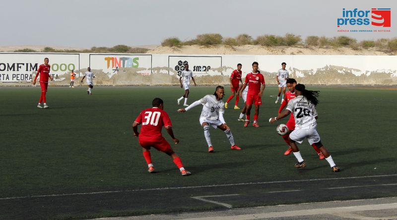 Futebol/Campeonato CV: Académica da Praia vence Sal Rei (2-1) com golo tardio de Yannick