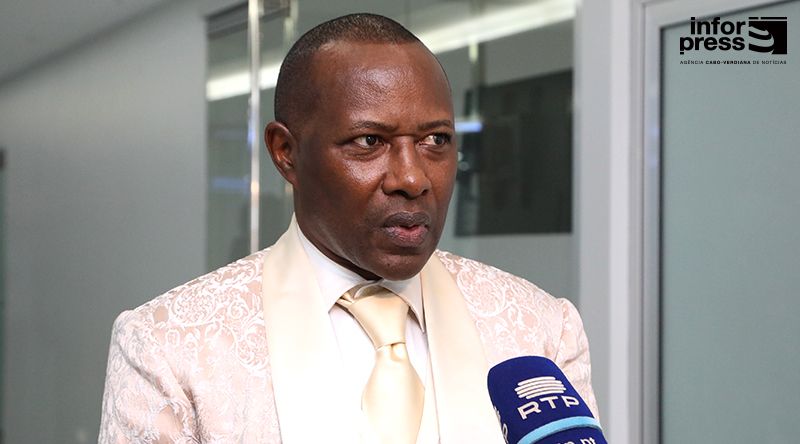 Autor defende viragem no modelo turístico cabo-verdiano no lançamento de obra na Praia