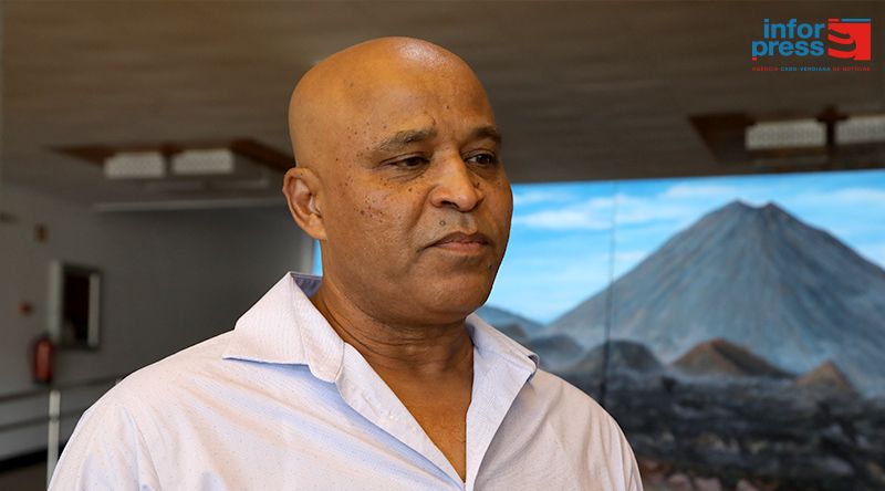 Artista plástico José Pereira apresenta 'Black Jeans Art' na Assembleia Nacional