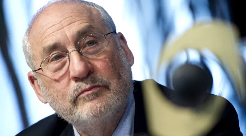 Nobel da Economia dos EUA diz que taxas aduaneiras de Trump são "um desastre"