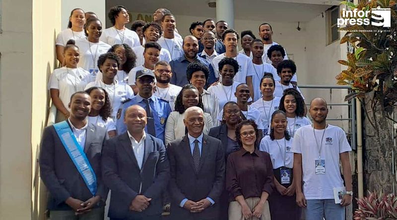 Grupo de jovens “Embaixadores dos Direitos Humanos” reunido em São Salvador do Mundo