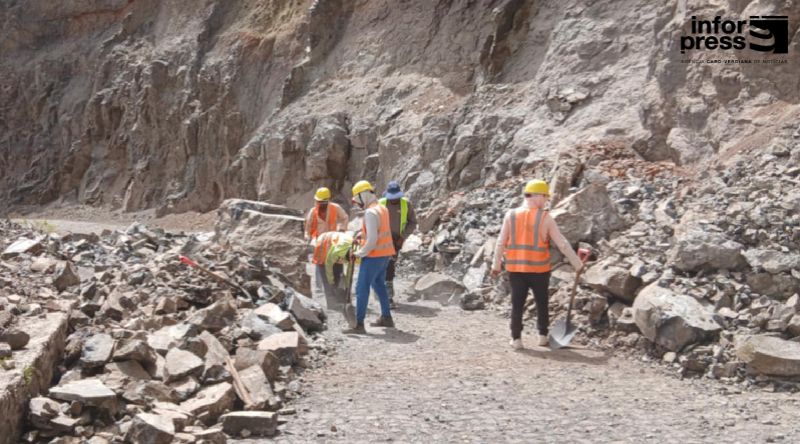 Porto Novo: Ligação a Alto Mira restabelecida com abertura de trilho de emergência após derrocada de rochas – protecção civil