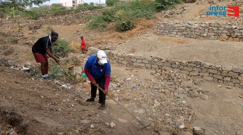 Porto Novo: Associação ambiental sensibiliza população para limpeza das praias no município