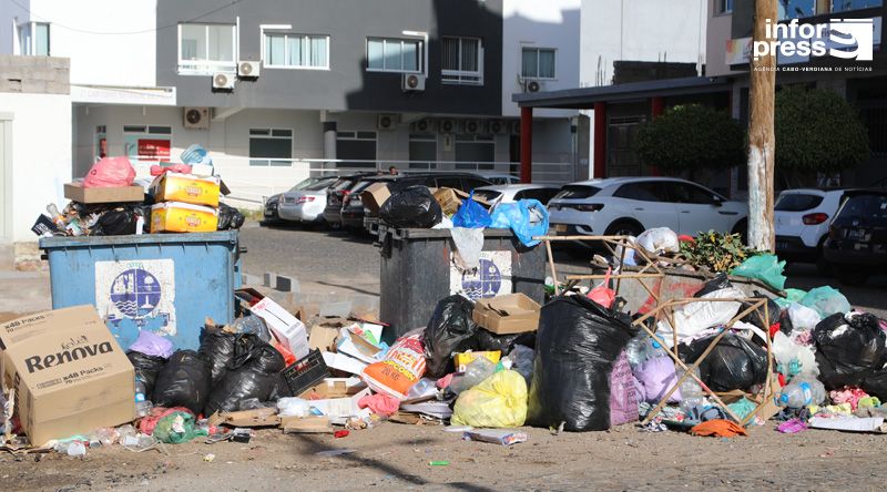 Praia: Câmara Municipal apela à consciência cidadã na gestão do lixo enquanto comerciantes denunciam problemas sanitários (c/áudio)