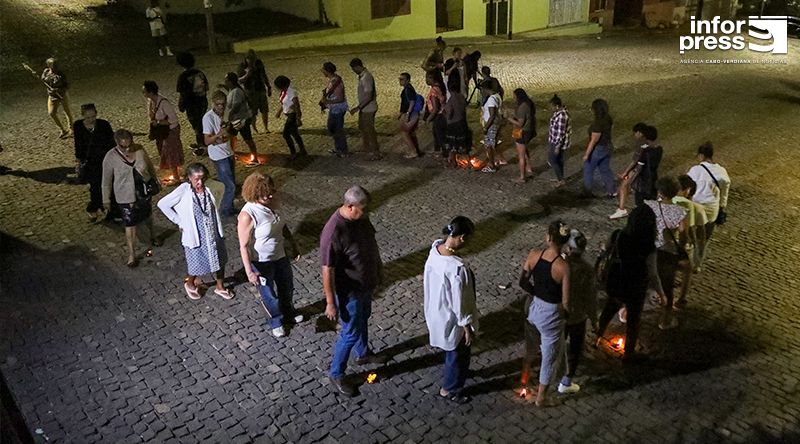 São Filipe: Luminária reúne fiéis no átrio da Igreja Matriz em ambiente de devoção e promessas