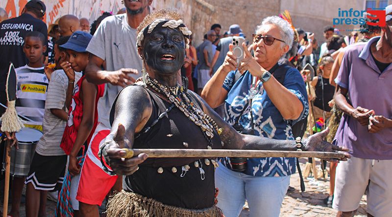 São Vicente/Carnaval: Dança e energia dos mandingas contagia ruas de Mindelo