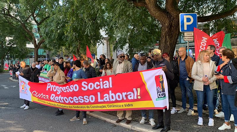 Portugal: Imigrantes juntam-se a milhares na manifestação contra legislação laboral do Governo