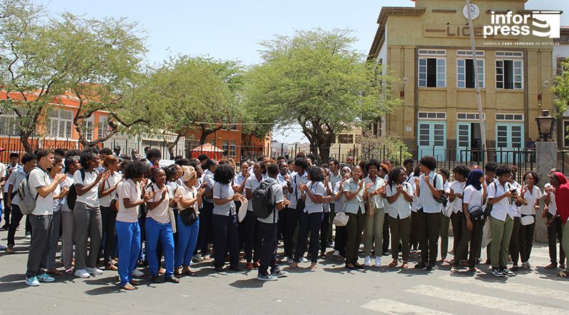 Alunos protestam contra a prova nacional de Matemática e exigem redução do seu peso na classificação final