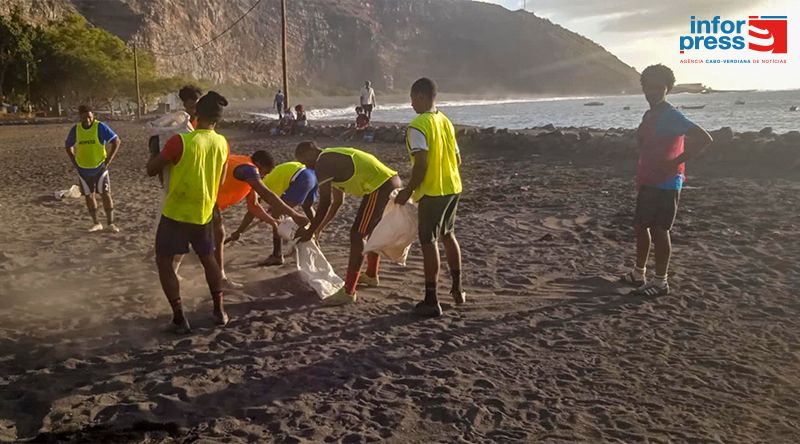 Futebol/Porto Novo: Mar revolto invade campo no Tarrafal de Monte Trigo e clube local reclama "condições dignas" 