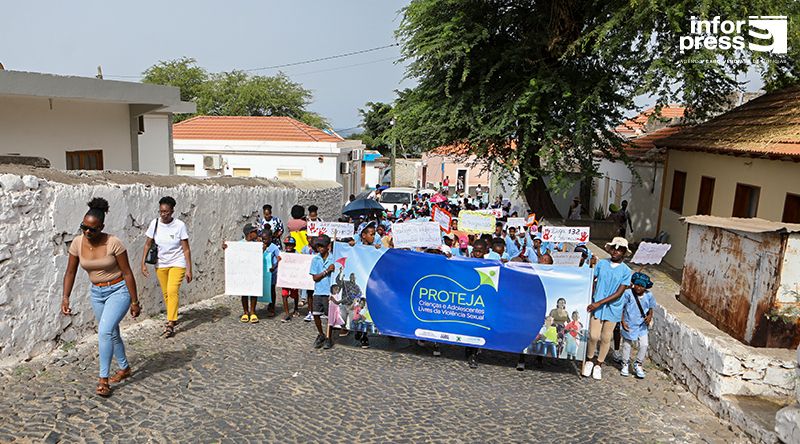 Ribeira Grande: Alunos em marcha cívica para sensibilizar população sobre protecção das crianças