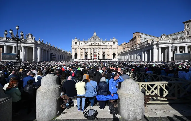 Milhares despedem-se de Francisco e muitos lamentam não existir procissão por Roma