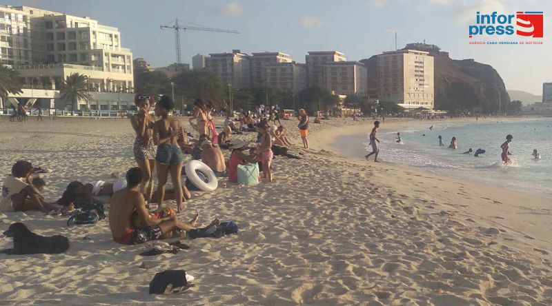 13 de Janeiro: Mindelenses escolhem praia da Laginha para passar o feriado