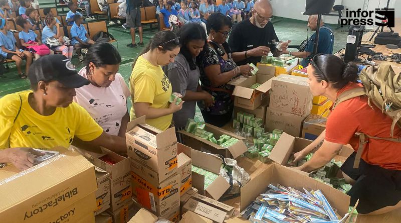 Brava: Grupo evangelístico norte-americano distribui kits de higiene, Bíblias e material escolar a alunos