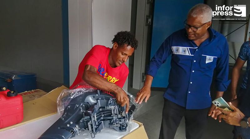 São Nicolau: Ministro do Mar testemunha assinatura de contratos com pescadores para aquisição de motores de popa