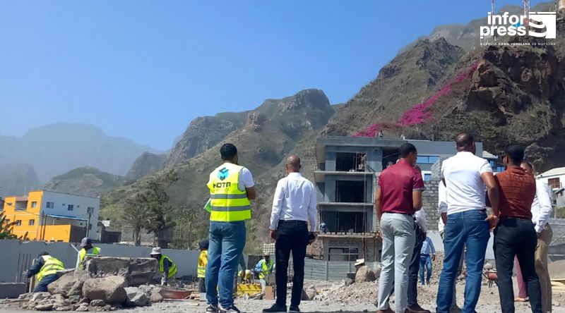 Santo Antão: Ministro garante retoma “a toda velocidade” das obras do Estádio Municipal do Paul nas próximas semanas