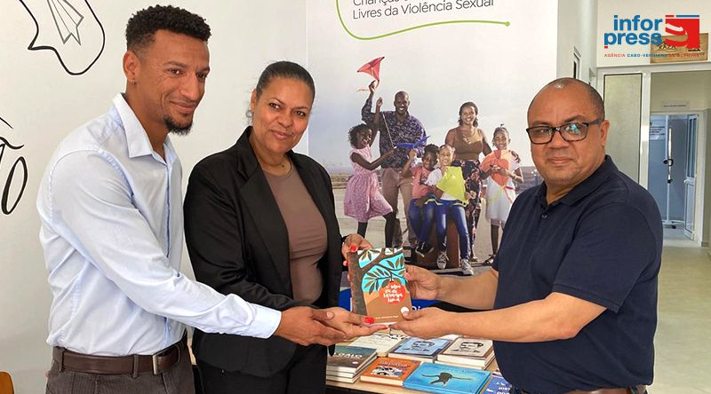 Ilha do Sal: Ministro da Cultura entrega livros ao Centro “Nôs Kasa” e anuncia reforço com instrumentos musicais e formação
