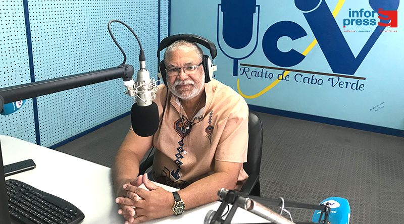 O menino que quase nasceu na estrada tornou-se a voz icónica nas ondas da RCV (c/áudio)