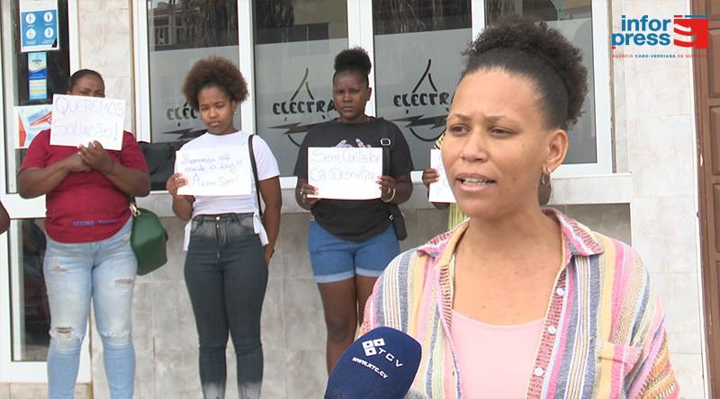 Sal: Moradores de “Casa para Todos” em Alto Santa Cruz dizem estar há mais de um ano sem água e electricidade